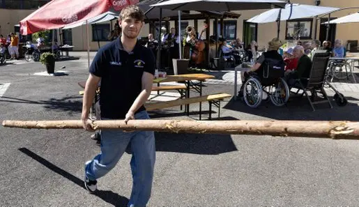 Galerie Maibaumaufstellen Seniorenpark Oberaich