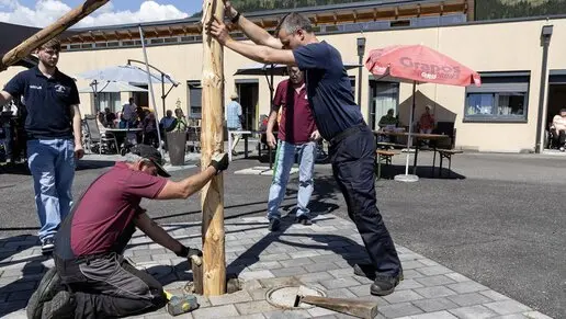 Galerie Maibaumaufstellen Seniorenpark Oberaich