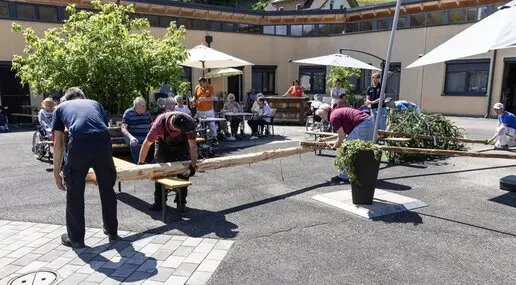 Galerie Maibaumaufstellen Seniorenpark Oberaich