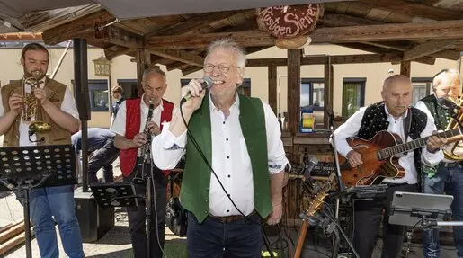 Galerie Maibaumaufstellen Seniorenpark Oberaich