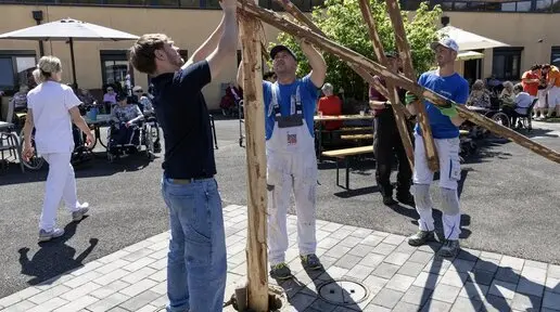 Galerie Maibaumaufstellen Seniorenpark Oberaich