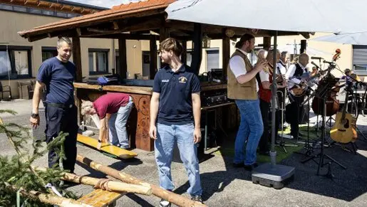 Galerie Maibaumaufstellen Seniorenpark Oberaich