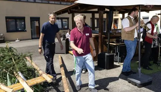 Galerie Maibaumaufstellen Seniorenpark Oberaich