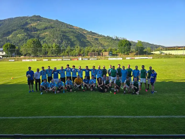 Galerie Fussball gegen Rotes Kreuz