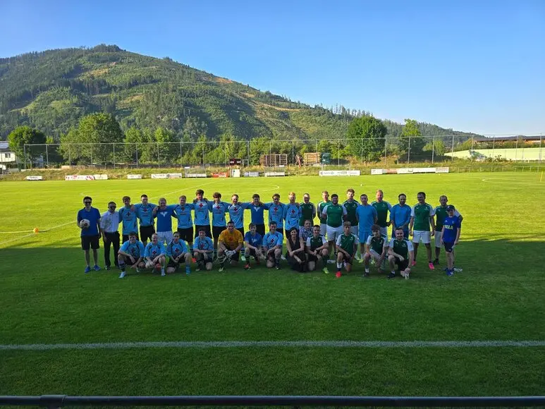 Galerie Fussball gegen Rotes Kreuz