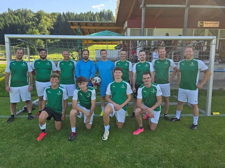 Galerie Fussball gegen Rotes Kreuz